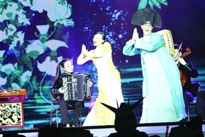 龚琳娜与其丈夫共同演绎《法海,你不懂爱》 CFP图片 龚琳娜与其丈夫共同演绎《法海,你不懂爱》 CFP图片
