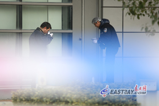 图为警方在现场进行勘查。 图为警方在现场进行勘查。