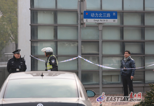 图为死者倒毙的公厕位于南站外北广场。 图为死者倒毙的公厕位于南站外北广场。