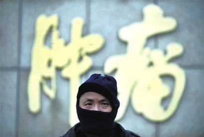 全国肿瘤登记中心日前发布的《2012中国肿瘤登记年报》显示,我国每分钟就有6人确诊为癌症。在上海,目前恶性肿瘤病人现患率已超1%,即每 100个上海人中,就有超过1人是癌症患者。上海目前癌症总体发病率和死亡率在世界范围内处于中等水平,在我国则处于较高水平。 全国肿瘤登记中心日前发布的《2012中国肿瘤登记年报》显示,我国每分钟就有6人确诊为癌症。在上海,目前恶性肿瘤病人现患率已超1%,即每 100个上海人中,就有超过1人是癌症患者。上海目前癌症总体发病率和死亡率在世界范围内处于中等水平,在我国则处于较高水平。