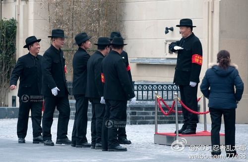 网传上海某小区保安制服神似旧上海黑帮成员服装,其实是嘉兴某老上海风格楼盘的保安制服。 网传上海某小区保安制服神似旧上海黑帮成员服装,其实是嘉兴某老上海风格楼盘的保安制服。