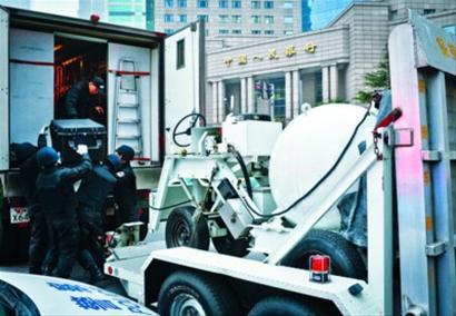 接到报警后,大批警力与防爆车辆前往陆家嘴支援。肖允 现场图片 接到报警后,大批警力与防爆车辆前往陆家嘴支援。肖允 现场图片