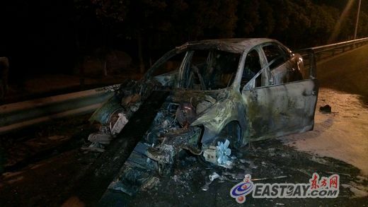 追撞之后轿车严重损毁 追撞之后轿车严重损毁