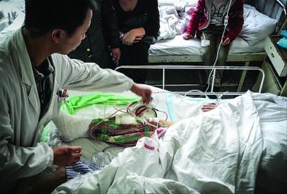 跌落受伤乘客正在医院接受救治 肖允 跌落受伤乘客正在医院接受救治 肖允