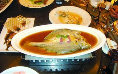 钓鱼岛周边海域钓到的黄鱼上餐桌 王小东微博图片 钓鱼岛周边海域钓到的黄鱼上餐桌 王小东微博图片