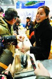 由于前往钓鱼岛海域捕捞的渔船较少,当地海域产量多,鱼也大 晚报记者 龚星 现场图片 由于前往钓鱼岛海域捕捞的渔船较少,当地海域产量多,鱼也大 晚报记者 龚星 现场图片