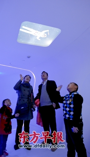 东方明珠太空舱新装迎客 可视频与外星人聊天