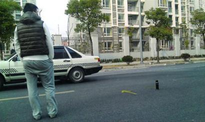 地面上摆放了瓶子、箭头,教练指挥练车。 /晨报记者 谢磊 地面上摆放了瓶子、箭头,教练指挥练车。 /晨报记者 谢磊