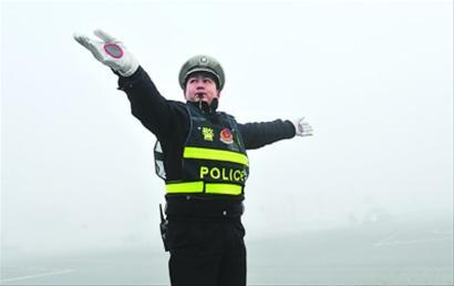 济南交警雾霾天佩戴口罩 上海从未禁止交警戴
