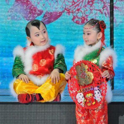 邓鸣贺和妹妹邓鸣璐春晚表演《剪花花》 邓鸣贺和妹妹邓鸣璐春晚表演《剪花花》