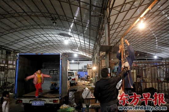 曹安菜场开业21年谢幕 最后1天依旧火爆(图)