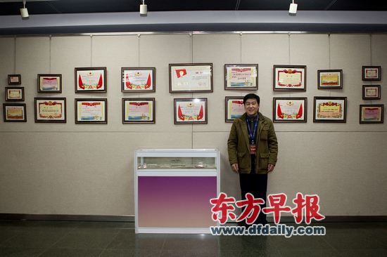 收藏家展出30年前学雷锋奖状望物归原主(图)+