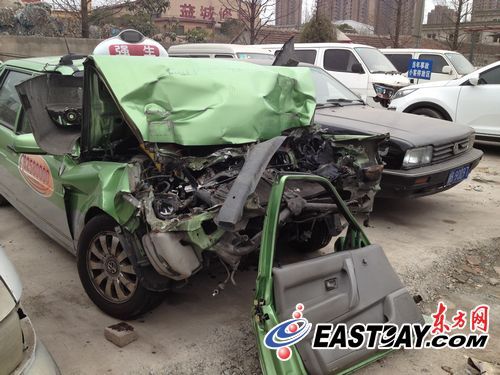 被撞毁的出租车 被撞毁的出租车