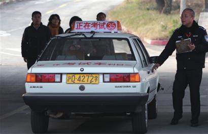 驾校抱怨大路考约考率低考生积压 交警否认限