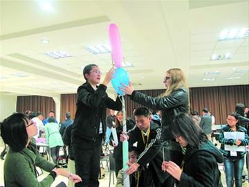 一个学生小组在上海纽大校园日活动中合作搭建“高塔”。 图片来源:解放日报 一个学生小组在上海纽大校园日活动中合作搭建“高塔”。 图片来源:解放日报