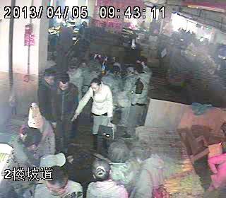 这一幕发生在长春市大马路与东三道街交会处财神大厦2楼的市场里,白衣女子守在老人身边维持现场秩序 这一幕发生在长春市大马路与东三道街交会处财神大厦2楼的市场里,白衣女子守在老人身边维持现场秩序