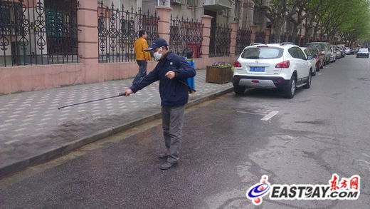 保洁人员对地面进行清扫消毒 保洁人员对地面进行清扫消毒