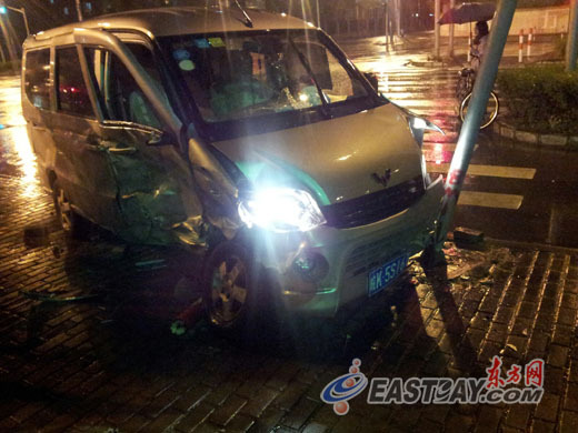 图为事发面包车撞上灯杆,车内一男童飞出车外身亡。 图为事发面包车撞上灯杆,车内一男童飞出车外身亡。