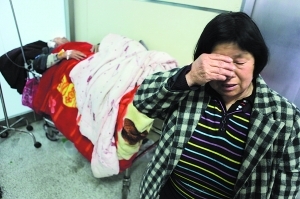 昨日,爷爷躺在病床上,奶奶在为逝去的孙子流泪。早报记者 高剑平 图 昨日,爷爷躺在病床上,奶奶在为逝去的孙子流泪。早报记者 高剑平 图