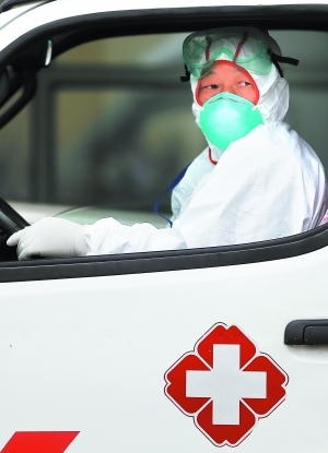 4月18日,上海市公共卫生中心内,一名穿着全套防护服的医护工作人员坐在救急车内,随时准备执行H7N9禽流感病人的运送任务。早报记者 杨一 图 4月18日,上海市公共卫生中心内,一名穿着全套防护服的医护工作人员坐在救急车内,随时准备执行H7N9禽流感病人的运送任务。早报记者 杨一 图