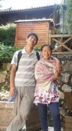 汶川地震后,卿有钱夫妻俩在灾区做志愿者时的合影 汶川地震后,卿有钱夫妻俩在灾区做志愿者时的合影