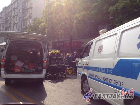 国定路黄兴路车祸现场,消防人员展开施救。 国定路黄兴路车祸现场,消防人员展开施救。