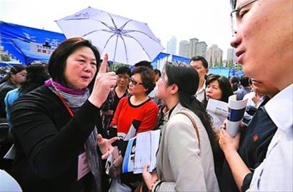 4月29日,交通大学举办的高考志愿咨询会引来众多家长。 陈征 摄 4月29日,交通大学举办的高考志愿咨询会引来众多家长。 陈征 摄