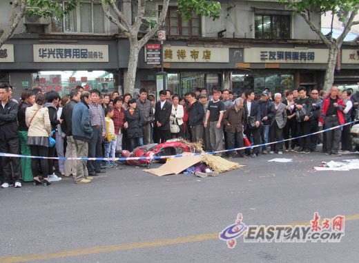 图为事故中助动车上一名15岁女孩当场身亡。 图为事故中助动车上一名15岁女孩当场身亡。
