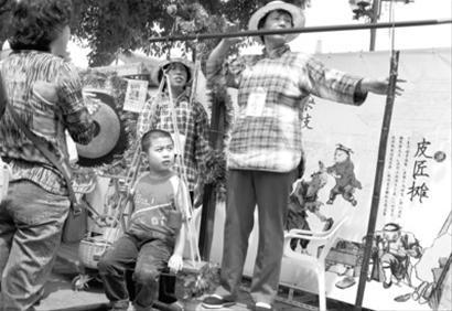 申城立夏有“称人”的民俗,2007年的龙华庙会上“上海第一大秤”前挤满了游人。 /晨报记者 杨眉 申城立夏有“称人”的民俗,2007年的龙华庙会上“上海第一大秤”前挤满了游人。 /晨报记者 杨眉