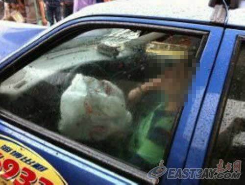 抢劫出租车的嫌疑人在撞车后被卡在车内。 image 抢劫出租车的嫌疑人在撞车后被卡在车内。 image