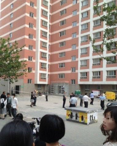人大<em>女生跳楼</em>自杀或因就业压力_新浪上海_新