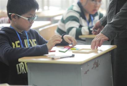 一位参加小升初面试的学生在做七色板游戏测试 □新闻晚报 何雯亚 摄 一位参加小升初面试的学生在做七色板游戏测试 □新闻晚报 何雯亚 摄