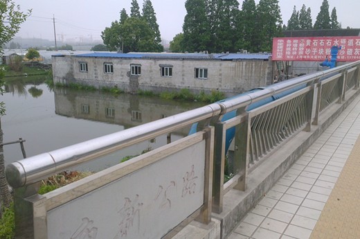 两青年疑因情感纠纷,分别跳入河中轻生。 两青年疑因情感纠纷,分别跳入河中轻生。