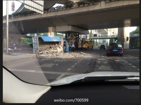 垃圾清运车清晨作业遭遇车祸 随车工人伤重身亡 垃圾清运车清晨作业遭遇车祸 随车工人伤重身亡