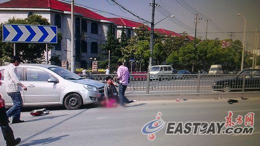 上海市宝山区发生一起轿车撞击电瓶车事故,骑车男子不幸死亡 上海市宝山区发生一起轿车撞击电瓶车事故,骑车男子不幸死亡