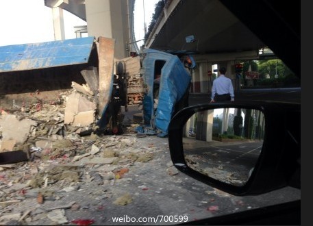 垃圾清运车侧翻倒地,车头严重变形,随车一名工人不幸身亡。来源:新浪微博 垃圾清运车侧翻倒地,车头严重变形,随车一名工人不幸身亡。来源:新浪微博