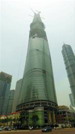 上海中心建设高度向上攀升。 本报记者 张海峰 摄 上海中心建设高度向上攀升。 本报记者 张海峰 摄