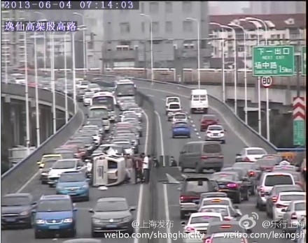 事故导致逸仙路高架双向车辆通行受到不同程度影响。来源:新浪微博 事故导致逸仙路高架双向车辆通行受到不同程度影响。来源:新浪微博