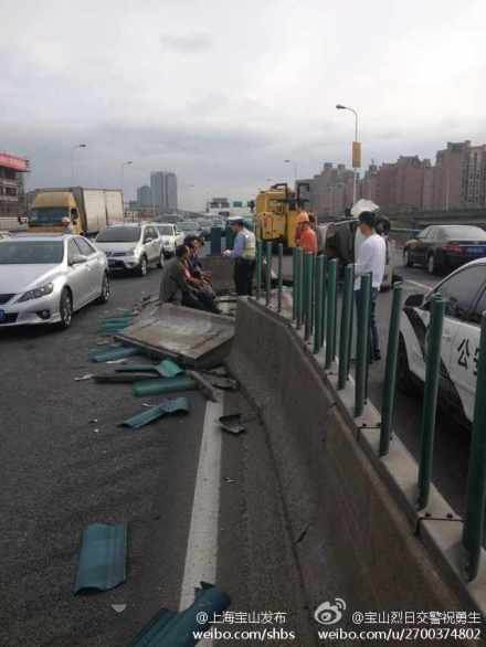 今晨逸仙路高架殷高西路下匝道处发生一起事故。来源:新浪微博 今晨逸仙路高架殷高西路下匝道处发生一起事故。来源:新浪微博