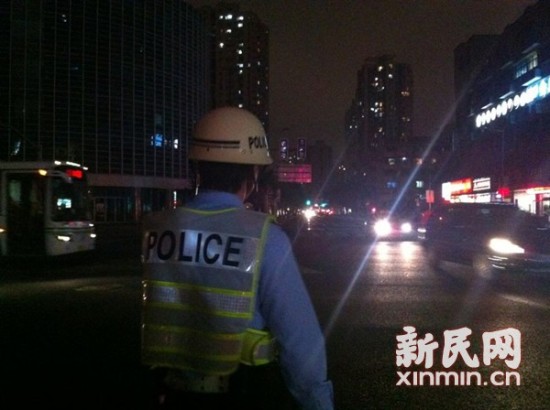 上海中心城区出现大面积停电 地铁2号线受到影