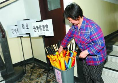 昨天,在上海一高考考点内,一名老师正在整理爱心伞。 本报记者 张驰 摄 昨天,在上海一高考考点内,一名老师正在整理爱心伞。 本报记者 张驰 摄