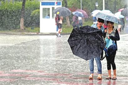 昨天本市普降暴雨 □新闻晨报 殷立勤 摄 昨天本市普降暴雨 □新闻晨报 殷立勤 摄