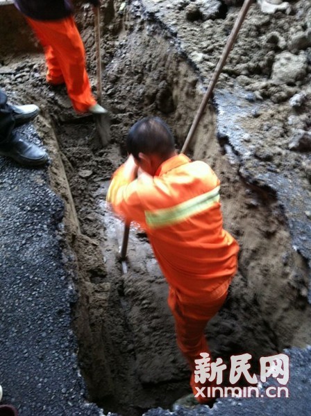 抢修人员深挖以检查地基、管道等安全。新民网记者 李欣 摄 抢修人员深挖以检查地基、管道等安全。新民网记者 李欣 摄