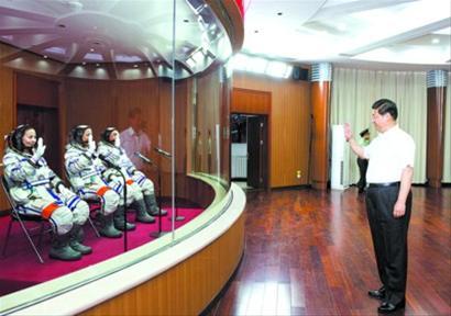 习近平向即将出征的航天员聂海胜、张晓光、王亚平挥手致意。 新华社记者 李学仁 摄 习近平向即将出征的航天员聂海胜、张晓光、王亚平挥手致意。 新华社记者 李学仁 摄