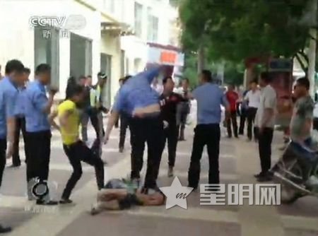 延安踩头事件新画面 悍妇郑媛媛(图)_新浪上海