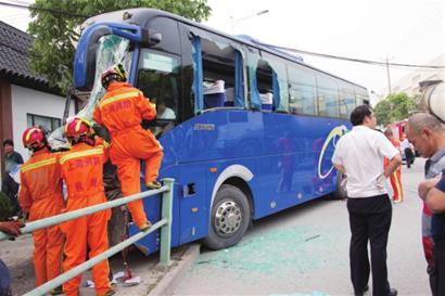 (消防人员解救司机网友供图) (消防人员解救司机网友供图)