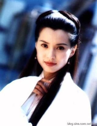 《神雕侠侣》中李若彤饰演的小龙女肤色白皙