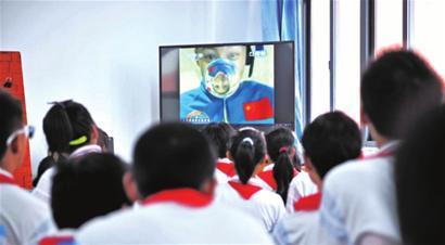 上海的中小学生收看中国第一次太空授课。□新闻晨报 陈 征 摄 上海的中小学生收看中国第一次太空授课。□新闻晨报 陈 征 摄