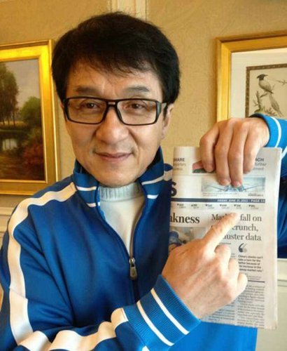 成龙拿当日报纸反驳死讯:真死了会公告天下