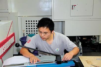 安宇亮在操作台前。 资料照片 安宇亮在操作台前。 资料照片